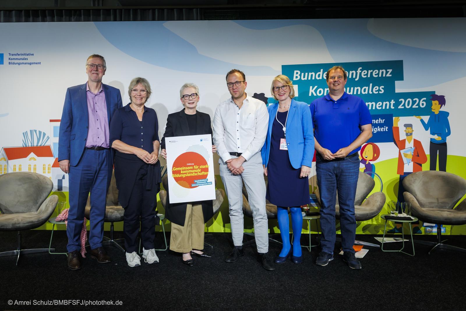Gruppenfoto von Jörg Freese (Deutscher Landkreistag), Daniela Schneckenburger (Deutscher Städtetag), Dr. Petra Bahr (Staatssekretärin BMBFSFJ), Oliver Groot (Kultusministerium Niedersachsen), Dr. Susanne von Below (Ministerium für Bildung, Jugend und Sport Brandenburg) & Sven Feß (Ministerium für Bildung und Kultur Saarland)