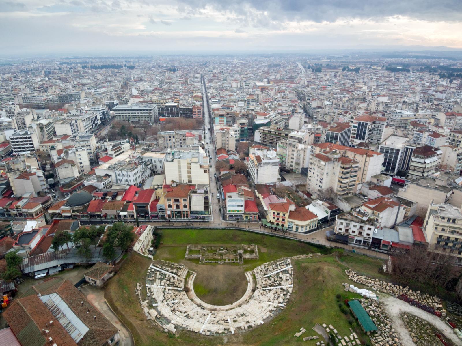 Luftaufnahme von Larissa, im Vordergrund ein Amphitheater mitten in der Stadt 