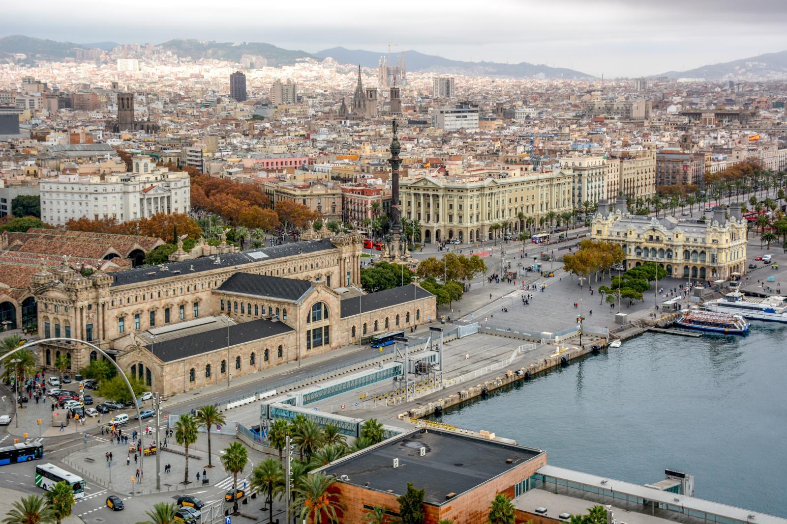 Luftaufnahme von Barcelona, eine eng bebaute Großstadt mit einer Mischung aus historischen Gebuden und moderner Architektur