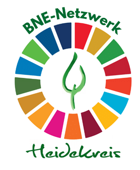 Ein segmentierter Kreis, jedes Segment hat eine andere Farbe. Darüber und darunter der Text: "BNE-Netzwerk Heidekreis", in der Mitte des Krieses ein stilisierter Pflanzen-Keimling.