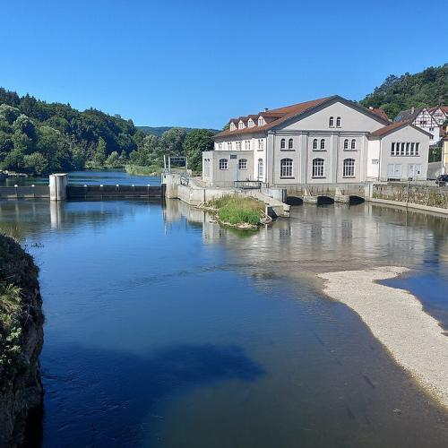 Niedrigwasser in der Donau beim Kleinwasserkraftwerk Rechtenstein (Alb-Donau-Kreis in Baden-Württemberg) im Juli 2022