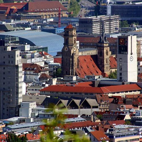 Blick auf Stuttgart-Degerloch: Tagblattturm - Stiftskirche - weißer Turm des Rathauses - ganz rechts kleiner Turm der Domkirche St. Eberhard. Im Hintergrund das große Glasdach der Königsbaupassagen von 2006. Ganz hinten (oben) Bundesbahndirektion und Neubau der LBBW an der Heilbronner Straße (B 27).