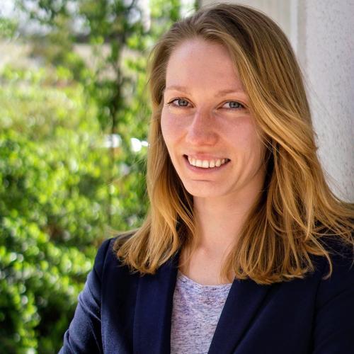 Professionelles Portraitfoto von Lisa Raich: hellhäutige Frau mit langen blonden Haaren in einem dunkelblauen Blazer.